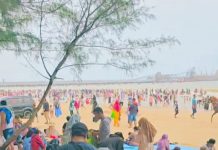 Libur Tahun Baru 2025, Pantai Semilir Tuban Dipadati Wisatawan