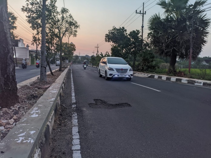 Tambalan Jalan Asal-Asalan di Depan Rumah Bupati Tuban Dikeluhkan Warga