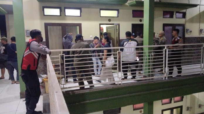 Asyik Berduaan di Kamar Kos Tuban, Dua Pasangan Terjaring Razia Gabungan