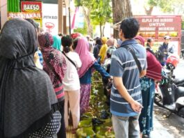 Warga Tuban Rela Antri Seharian Demi Satu Gas LPG