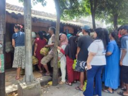 Gas Subsidi Sulit Didapat, Warga Pesisir Tuban Terpaksa Beralih ke Kayu Bakar