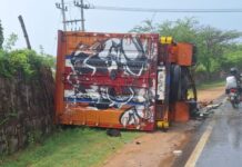 Diduga Sopir Mengantuk, Bulk Truck Adu Banteng dengan Truk Box di Jalur Pantura Tuban