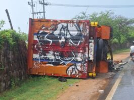 Diduga Sopir Mengantuk, Bulk Truck Adu Banteng dengan Truk Box di Jalur Pantura Tuban