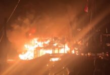Dua Kapal Nelayan Terbakar di PPI Karangagung, 15 Kapal Lain Nyaris Ikut Dilalap Api