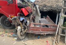Truk Boks Oleng di Bancar Tuban, Tabrak Tiga Rumah dan Tiga Kendaraan