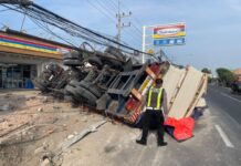 Truk Trailer Terguling di Bancar, Sopir Tewas